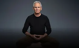 Джон Кобат-Зинн обучает осознанности и медитации