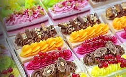 Нарезные пирожные под заморозку