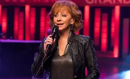 Риба Макинтайр обучает кантри-музыке