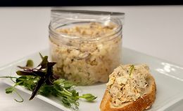 Риет из копченой скумбрии с крем-сыром, яйцом и паприкой logo