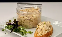 Риет из копченой скумбрии с крем-сыром, яйцом и паприкой