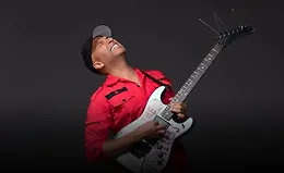 Том Морелло обучает игре на электрогитаре.