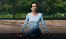 Донна Фархи обучает основам йоги