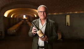 Джеймс Саклинг обучает искусству дегустации вина