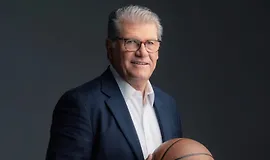 Джино Ауриемма обучает, как вести к победе свою команду.