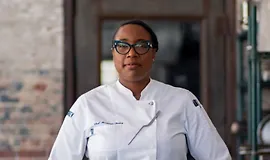 Машама Бейли обучает приготовлению блюд южной кухни