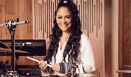 Шейла И. обучает игре на ударных и перкуссии