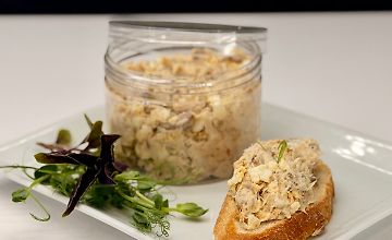 Изображение курса Риет из копченой скумбрии с крем-сыром, яйцом и паприкой