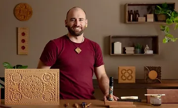 Изображение курса Введение в геометрическую резьбу по дереву (Chip Carving) для создания узоров.