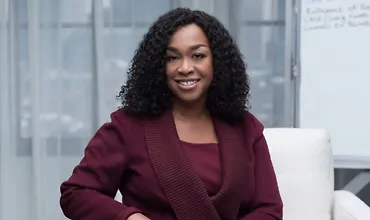 Изображение курса Шонда Раймс обучает написанию сценариев для телевидения