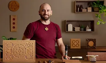 Изображение курса Введение в геометрическую резьбу по дереву (Chip Carving) для создания узоров.