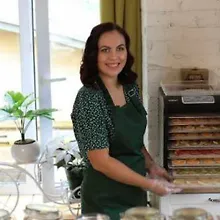 Юлия Хаустова logo